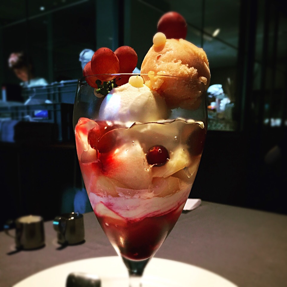 patisserie asako iwayanagiの白桃と葡萄のパフェ🍑🍇